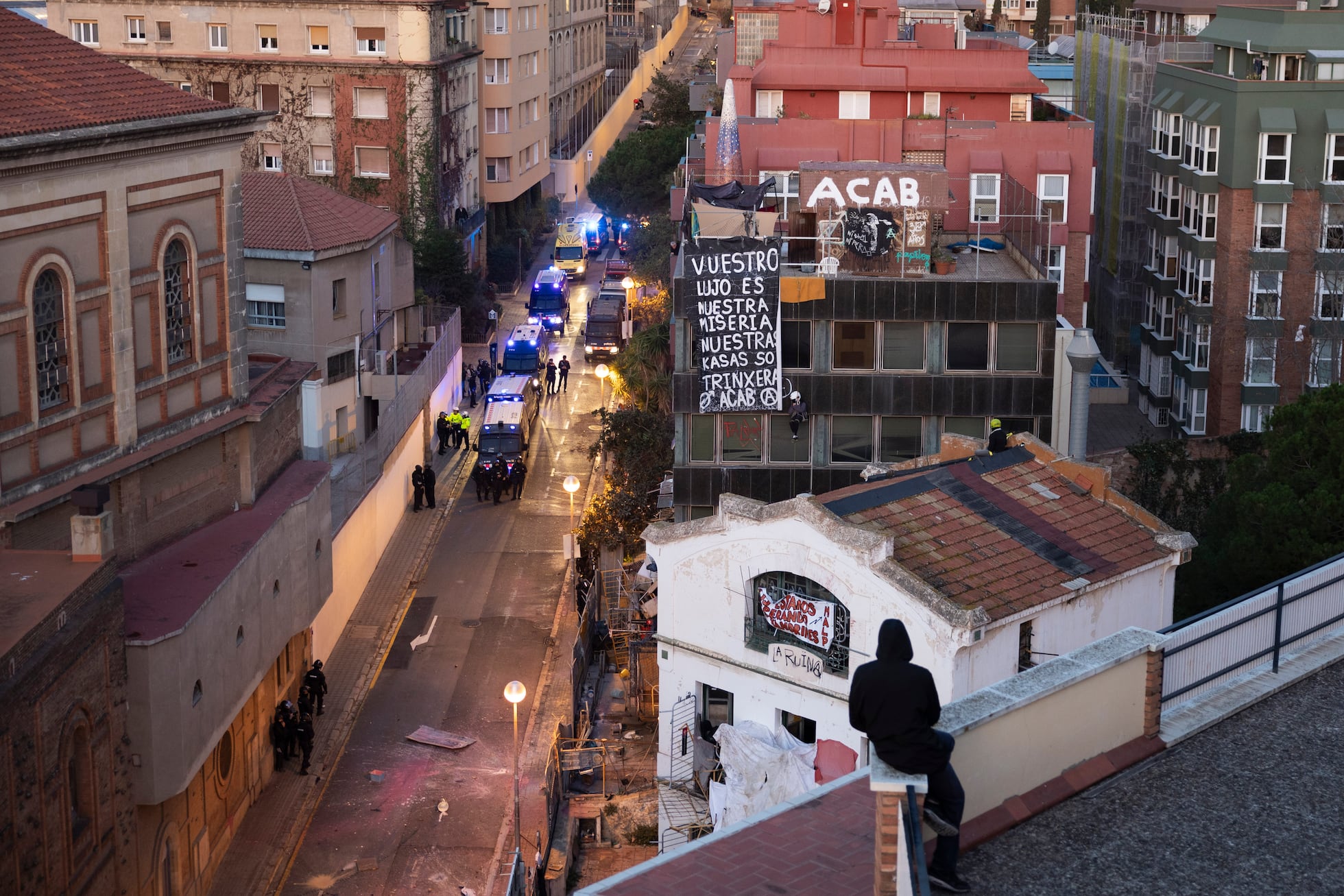 Barcelona El Desalojo De Dos Casas Okupas De La Bonanova El Kubo Y La