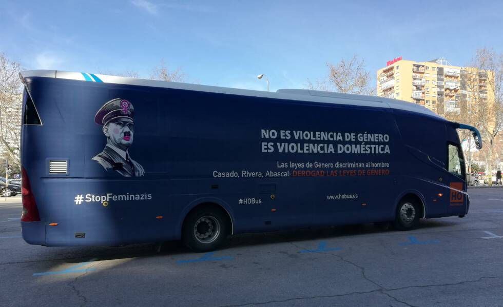 Hazte Oír usa la imagen de Hitler en un autobús para caricaturizar las