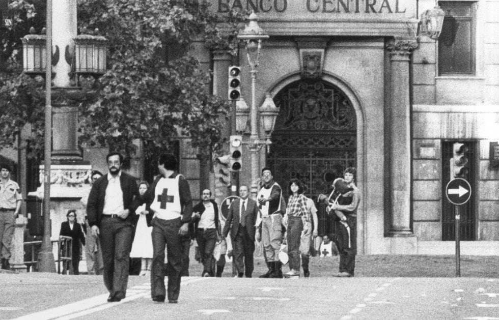 A Os Del Asalto Al Banco Central De Barcelona En Im Genes Fotos