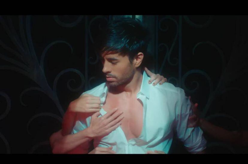 Ocho cosas que chirrían a la gente del vídeo de El baño el último éxito de Enrique Iglesias