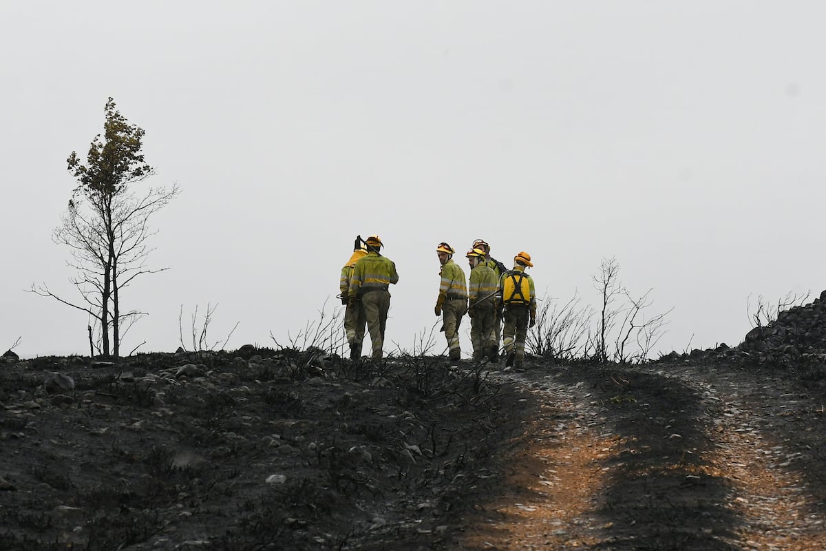 El Teleno El incendio del campo de tiro de León pierde intensidad tras