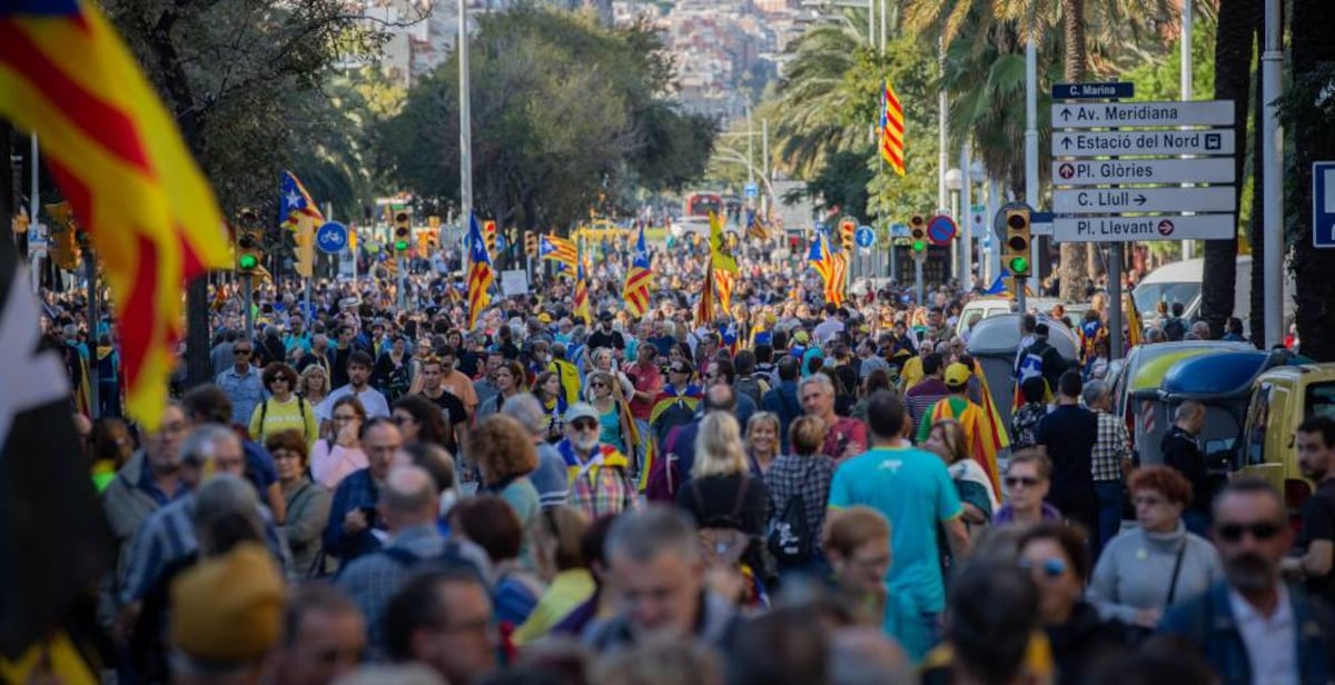 Unas Personas Se Manifiestan En Barcelona Contra La Sentencia