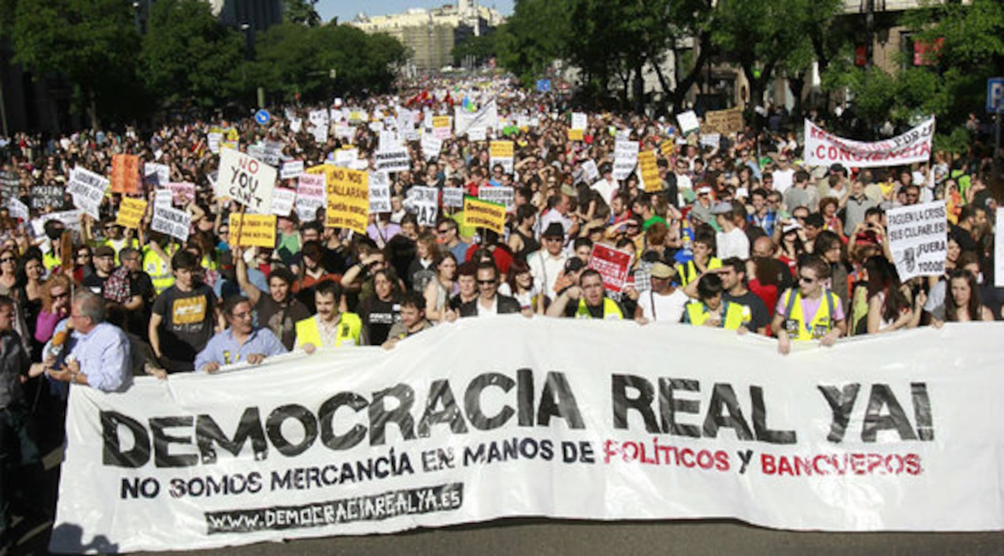 La manifestación de indignados reúne a varios miles de personas en