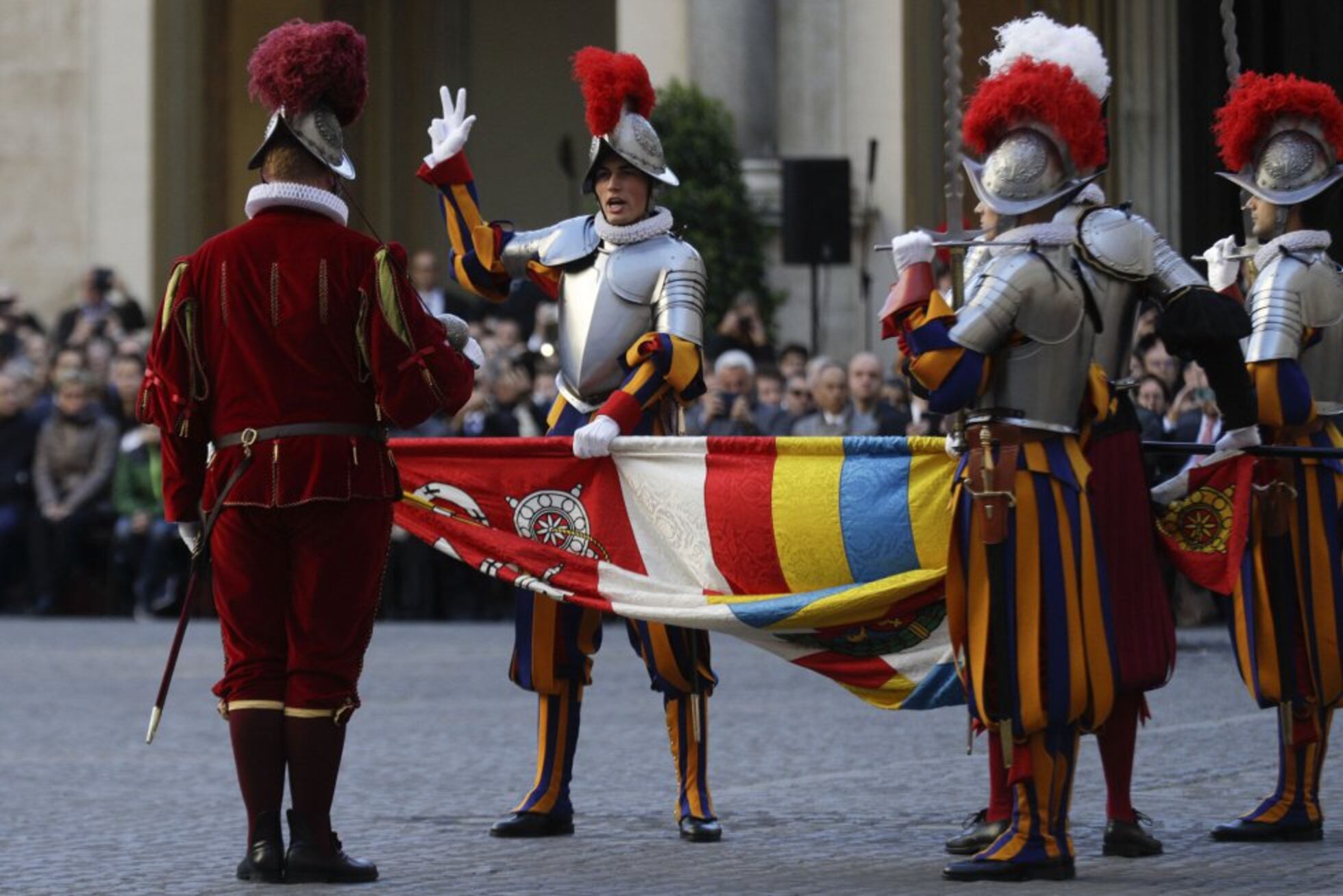 El juramento de la Guardia Suiza en imágenes Fotos Cultura EL PAÍS