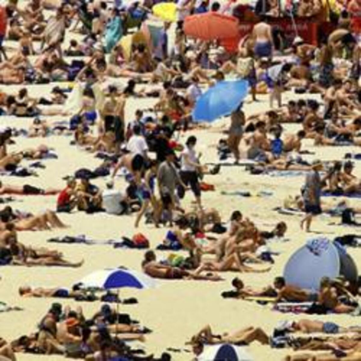 La llegada de turistas extranjeros a España modera su caída al 10 3