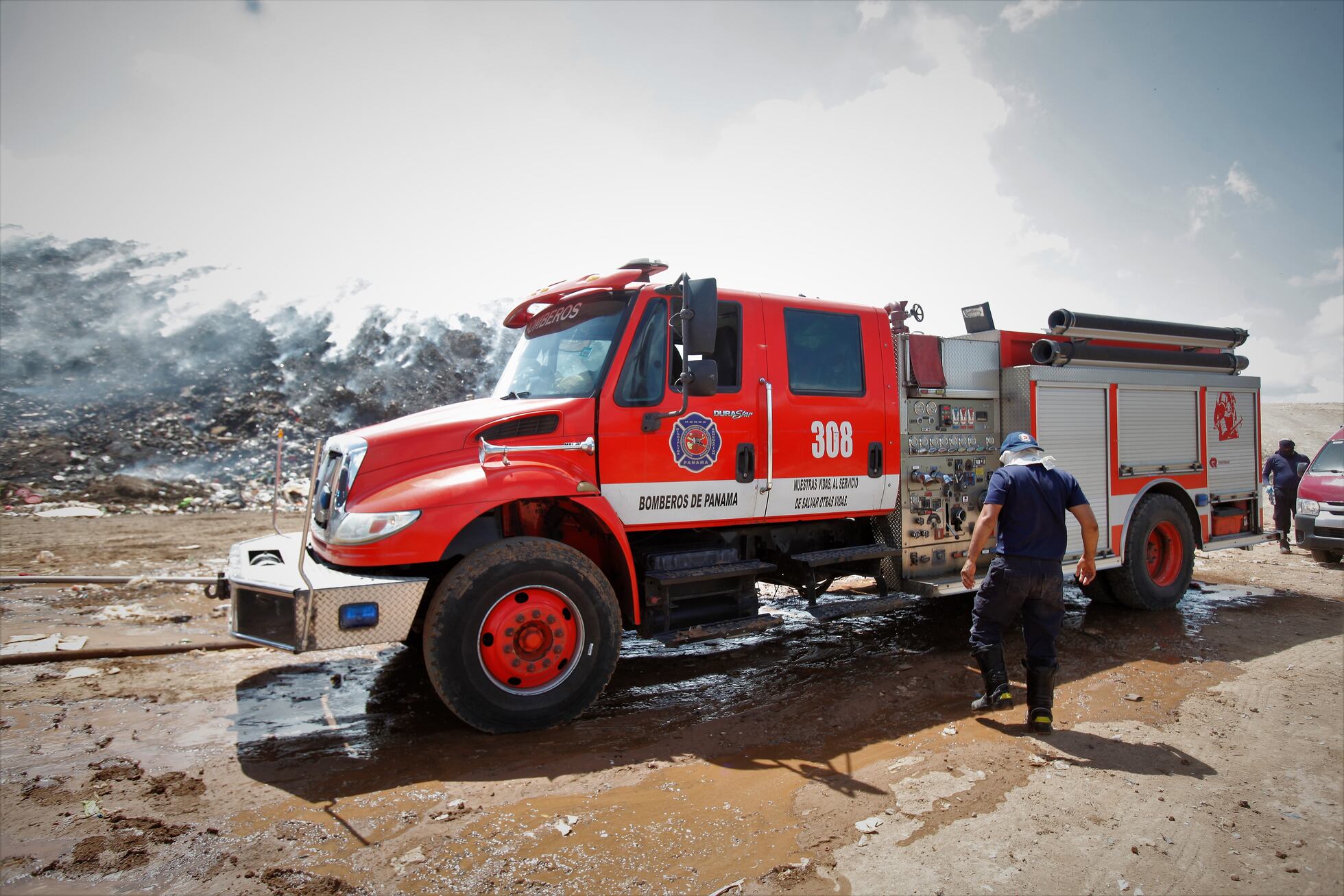 Un Incendio En El Mayor Vertedero De Panam Genera Una Inmensa Nube De