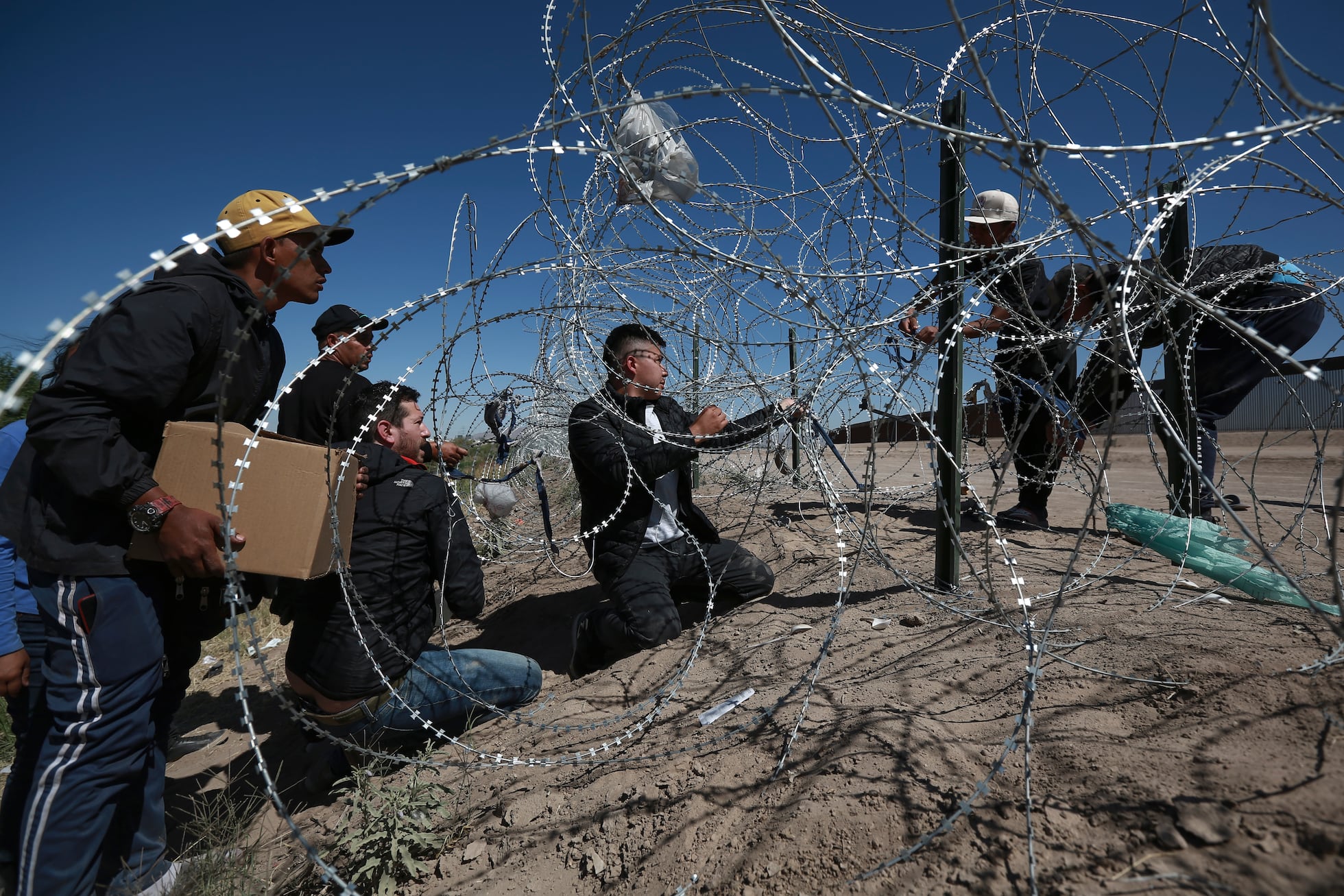 La llegada de migrantes a la frontera de EE UU con México en imágenes