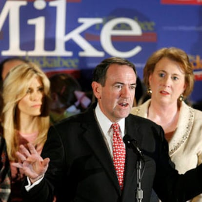 El candidato republicano, Mike Huckabee, después de su victoria en Iowa.
