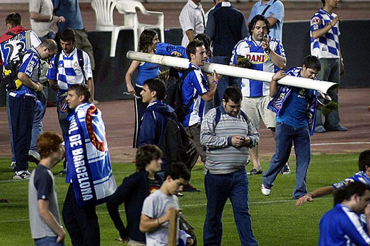 Los aficionados del Espanyol invaden el campo Deportes EL PAÍS