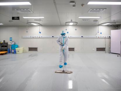 Un trabajador limpia el hospital de Leishenshan, construido en 10 días durante las peores semanas de la pandemia de covid-19 en Wuhan.