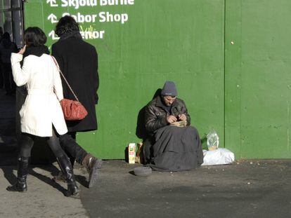 Un mendigo extranjero pide en las calles de Copenhague (Dinamarca) en febrero de 2015. 
