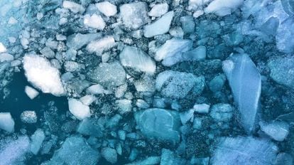 Al calentar el hielo a cero grados, una parte empieza a ser líquida. Pero el nuevo estado une componentes sólidos y fluidos a la vez sin experimentar ningún cambio de fase.