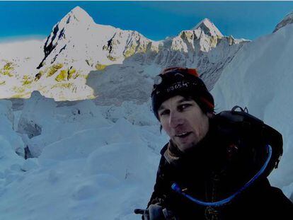 Ryan Sean Davy, en una de sus fotos publicadas en Facebook escalando el Everest.