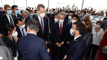 El Rey Felipe VI conversa con el presidente de la Generalitat, Pere Aragonès, en el Cercle d'Economia.