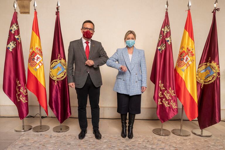 La coordinadora en Murcia de Ciudadanos y candidata a la presidencia de la región, Ana Martínez Vidal, en rueda de prensa con el secretario general del PSOE en Murcia, Diego Conesa, en Lorca.