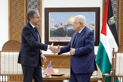 El secretario de Estado de EE UU, Antony Blinken (izquierda), y el presidente de la Autoridad Nacional Palestina, Mahmud Abbas, durante una reunión este domingo en Ramala.