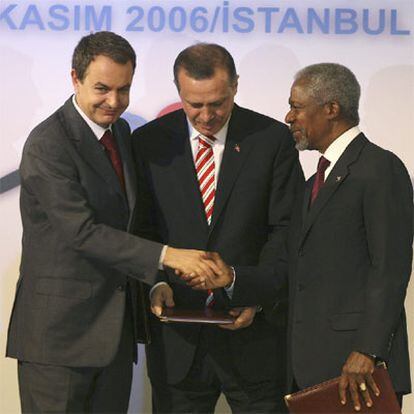 Zapatero, Erdogan y Annan, hoy en Estambul.
