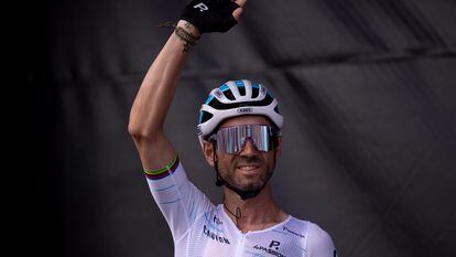 Alejandro Valverde saluda al público antes de empezar la etapa 14 de esta Vuelta.