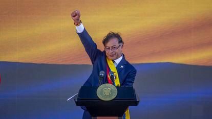 El nuevo presidente de Colombia, Gustavo Petro, alzaba el puño el día 7 durante su toma de posesión.