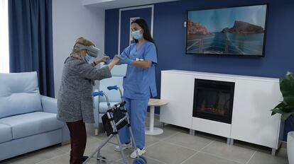 Una mujer utiliza un dispositivo de realidad virtual para simular un paseo en barco. /CLECE