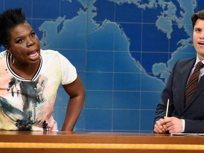 Leslie Jones junto a Colin Jost en &#039;Saturday Night Live&#039;.