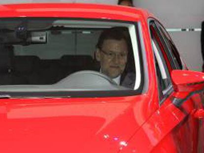 El presidente del Gobierno, Mariano Rajoy, observa el interior del nuevo Seat León SC,  durante su visita al Salón del Automóvil que ha inaugurado en Barcelona. EFE/Archivo