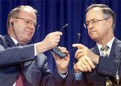 Welteke (izquierda), junto a Eichel, durante una conferencia de prensa conjunta en marzo de 2001.