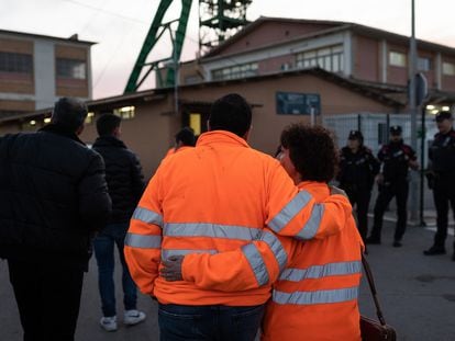 Dos trabajadores de la mina de Súria se abrazan en la entrada de la instalación, el día 9 de marzo de 2023, cuando se produjo el accidente.