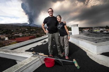 David Barrios y Nieves Castro, vecinos de Tacande, con el volcán al fondo.