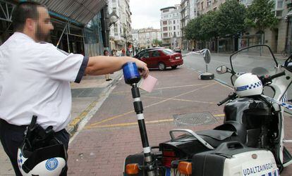 Un agente de la poilicía municipal de Vitoria a punto de poner una multa.