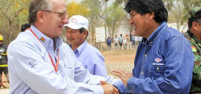 Foto de archivo de Antonio Brufau, presidente de Repsol, y Evo Morales, presidente de Bolivia.