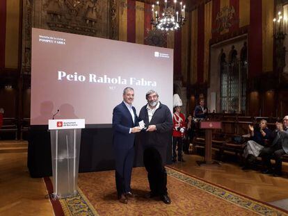 El tinent d'alcalde Jaume Collboni entrega la Medalla d'Or de la Ciutat al net de Pompeu Fabra.