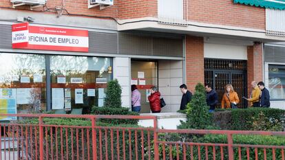 Varias personas en la entrada de una oficina del SEPE.