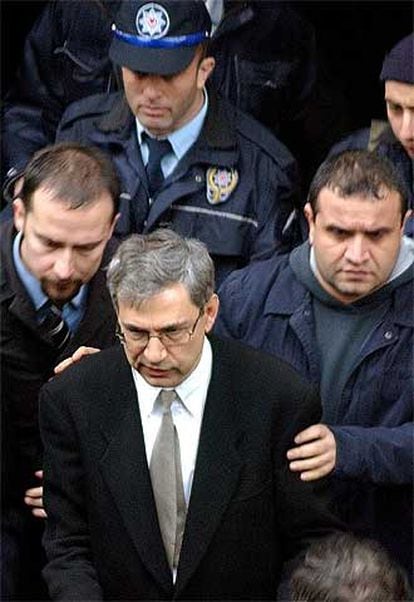 Orhan Pamuk sale de un tribunal en Estambul el pasado diciembre.