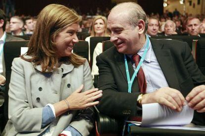 El ministro del Interior, Jorge Fernández Díaz, y la titular de Sanidad, Ana Mato, al comienzo del XIII Congreso del Partido Popular en Cataluña.