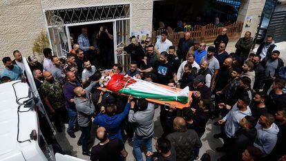 Funeral de un palestino asesinado durante un ataque de colonos radicales en Benin, Cisjordania, el 14 de abril.