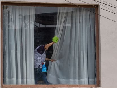 Una trabajadora del hogar labora en una casa en la colonia Lomas de Virreyes, en Ciudad de México, en agosto de 2022.