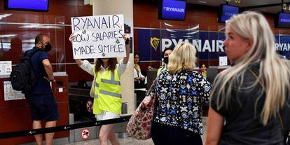 Una empleada de Ryanair protesta ante los puestos de facturación de la low cost en Barcelona-El Prat.