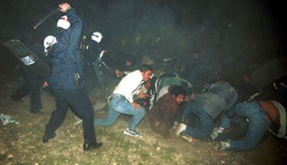 Agentes de policía cargaron ayer contra los inmigrantes concentrados en la Huerta de la Alcazaba.