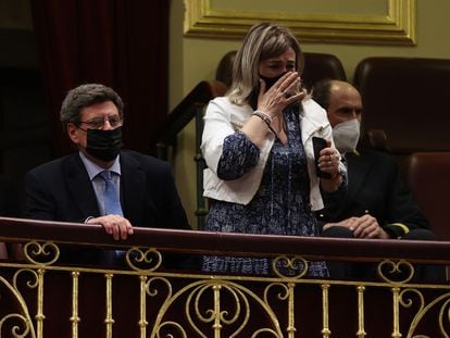 El padre de Diana Quer, Juan Carlos Quer, y la madre de Marta Calvo, Marisol Burón, este martes en la sesión plenaria del Congreso de los Diputados en Madrid.