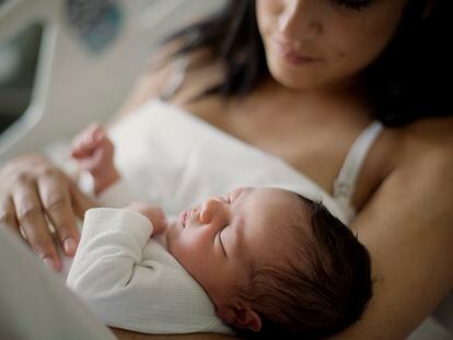Una niña recién nacida con su madre en el hospital Sant Pau de Barcelona.
