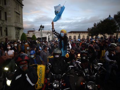 Manifestantes protestan hoy, domingo, en Ciudad de Guatemala. Cientos de guatemaltecos volvieron a manifestarse en contra del Gobierno del presidente local, Alejandro Giammattei, tal y como lo hicieron miles de personas el sábado en una multitudinaria protesta por la aprobación del presupuesto para 2021. EFE/Edwin Bercían