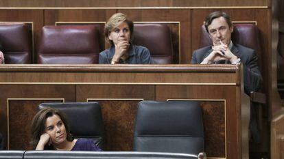 La vicepresidenta en funciones Soraya Saenz de Santamaria, María Dolores de Cospedal y Rafael Hernando.