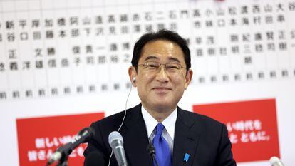 El primer ministro japonés, Fumio Kishida, sonríe durante una rueda de prensa tras el cierre de los colegios electorales en las elecciones parlamentarias niponas celebradas este domingo