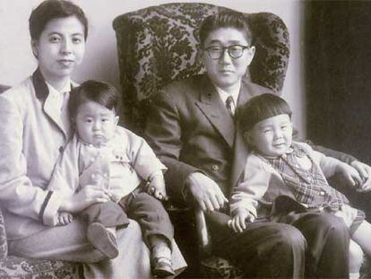 Shinzo Abe con su padre, el ministro de exteriores