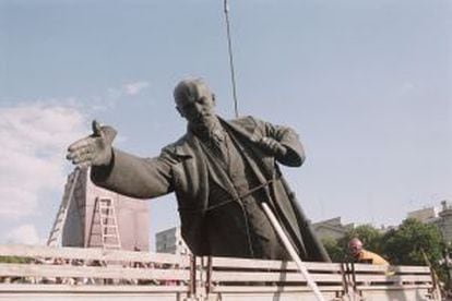 Cerribo de una estatua de Lenin en lituania en agosto de 1991.