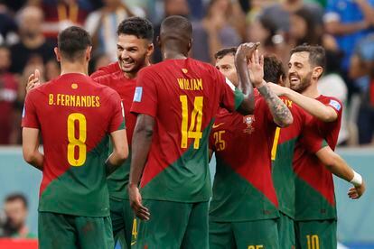 Fernandes, William y los jugadores de Portugal felicitaban a Gonçalo Ramos durante el partido en el que su equipo eliminó a Suiza en el Mundial de Qatar.