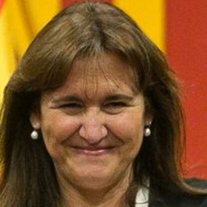 La nueva presidenta del Parlament, Laura Borràs, posa en el hemiciclo tras la sesión constitutiva del Parlament.
