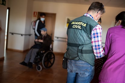 Un guardia civil en la residencia de Moraleja de Sayago, Zamora, esta mañana.