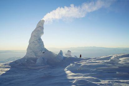 Chimenea de hielo formada por los vapores volcánicos que se filtran al exterior en el monte Erebus, en la Antártida.